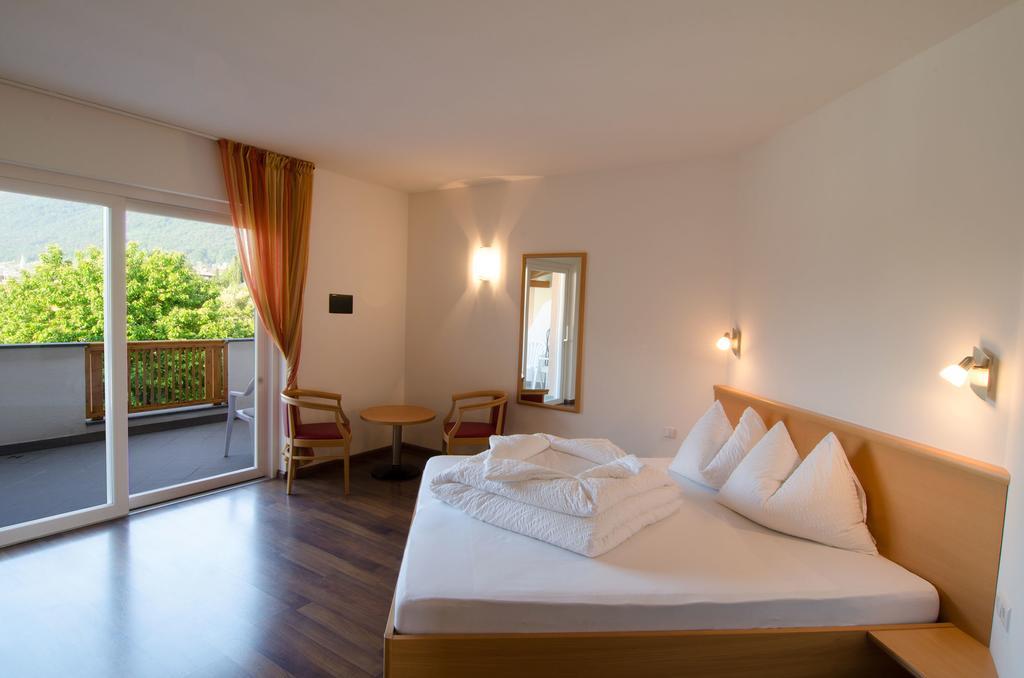 Garni Hotel Peterlinhof Caldaro Pokoj fotografie