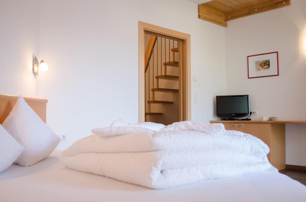 Garni Hotel Peterlinhof Caldaro Pokoj fotografie