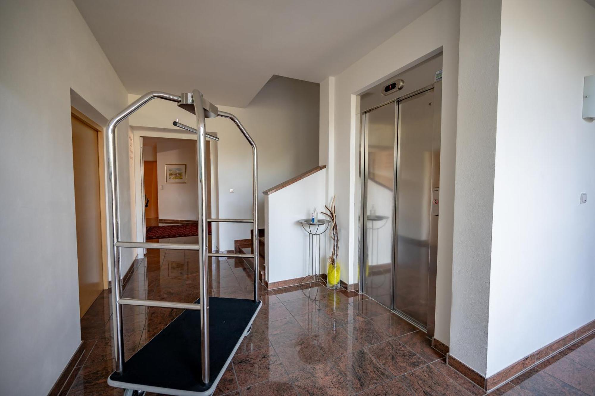 Garni Hotel Peterlinhof Caldaro Exteriér fotografie